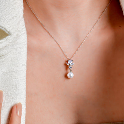 Swarovski İnci Kalp Çiçeği Kadın Kolye