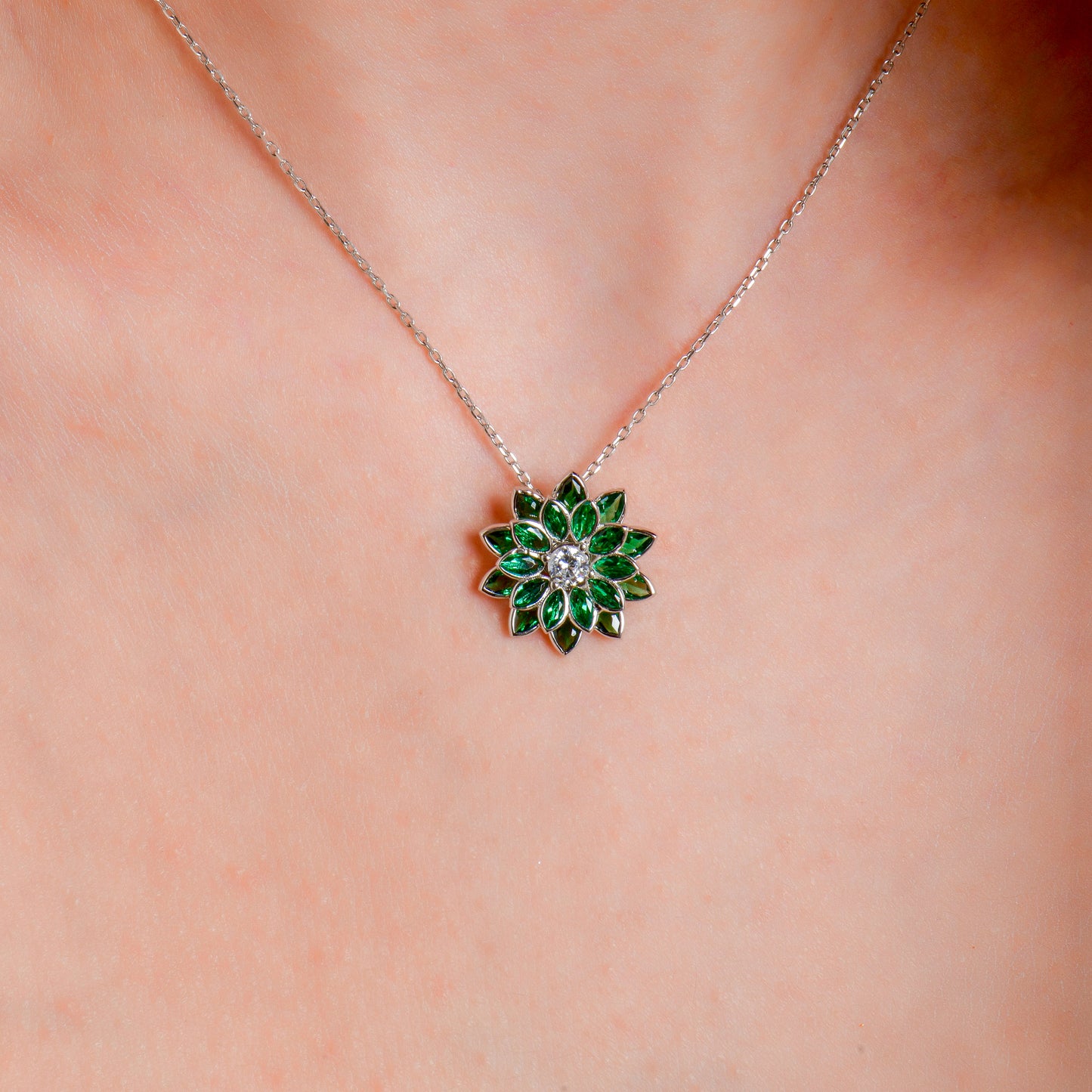 Swarovski Zirconia Cennet Çiçeği Zümrüt Kadın Kolye